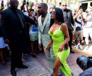 Odblaskowa Kim Kardashian wychodzi z samochodu i wpada w objęcia męża! [FOTO]