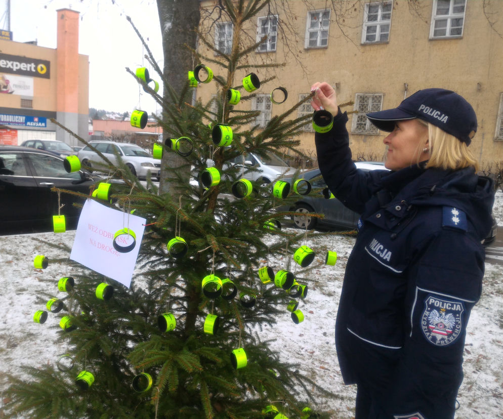 Mrągowo: Wyjątkowa choinka przed posterunkiem policji. Zamiast bombek są odblaski