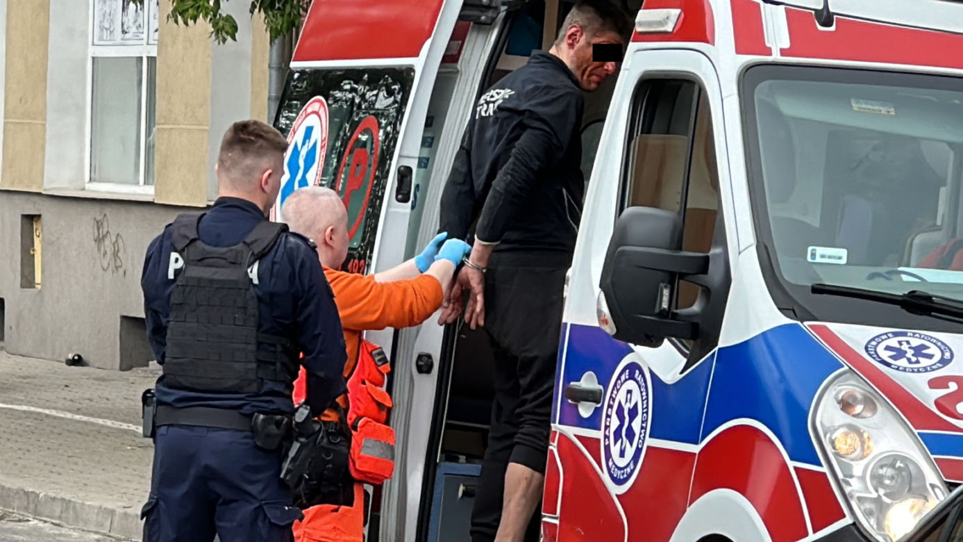Pościg za kierowcą na Pradze, w ruch poszedł gaz. Policjant w karetce. Co tam się stało?!