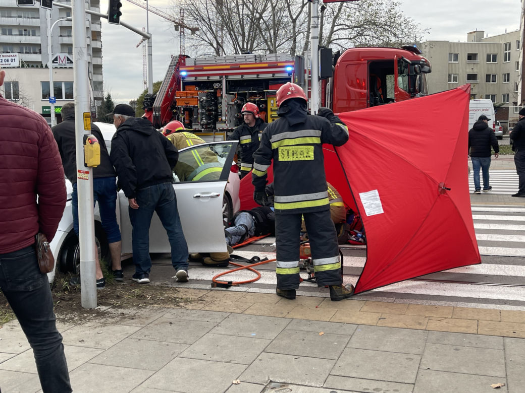 Poważny wypadek na Białołęce. Auto zmiecione przez tramwaj