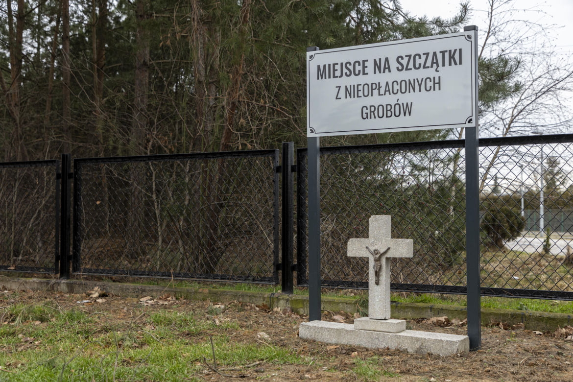„Niepraktykujący” płaci podwójnie. Szokujący cennik na cmentarzu pod Wrocławiem