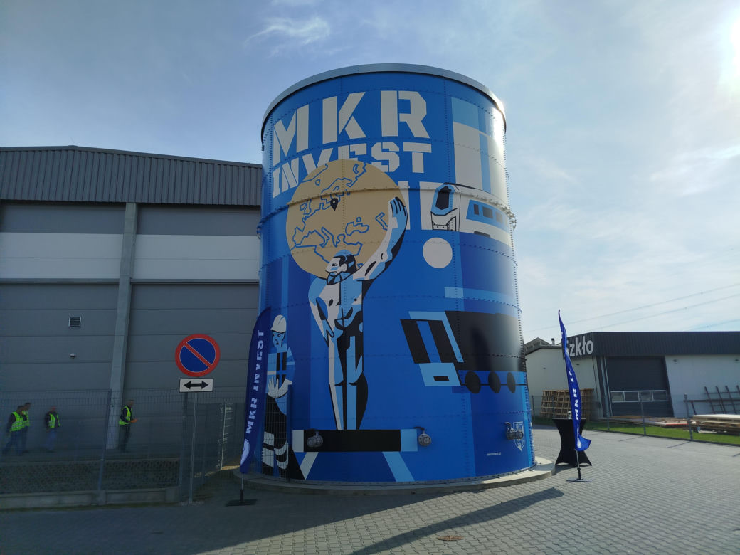 Powiat siedlecki: Nowy mural z wizerunkiem Atlasa „Jacka” powstał na zbiorniku przeciwpożarowym w Borkach Wyrkach przy trasie A2. Farba ma właściwości ekologiczne i oczyszcza powietrze