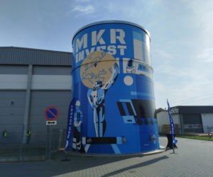 Powiat siedlecki: Nowy mural z wizerunkiem Atlasa „Jacka” powstał na zbiorniku przeciwpożarowym w Borkach Wyrkach przy trasie A2. Farba ma właściwości ekologiczne i oczyszcza powietrze
