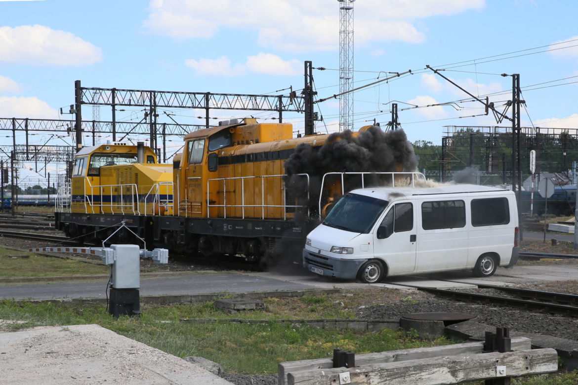 Pociąg masakruje osobowego busa na przejeździe kolejowym