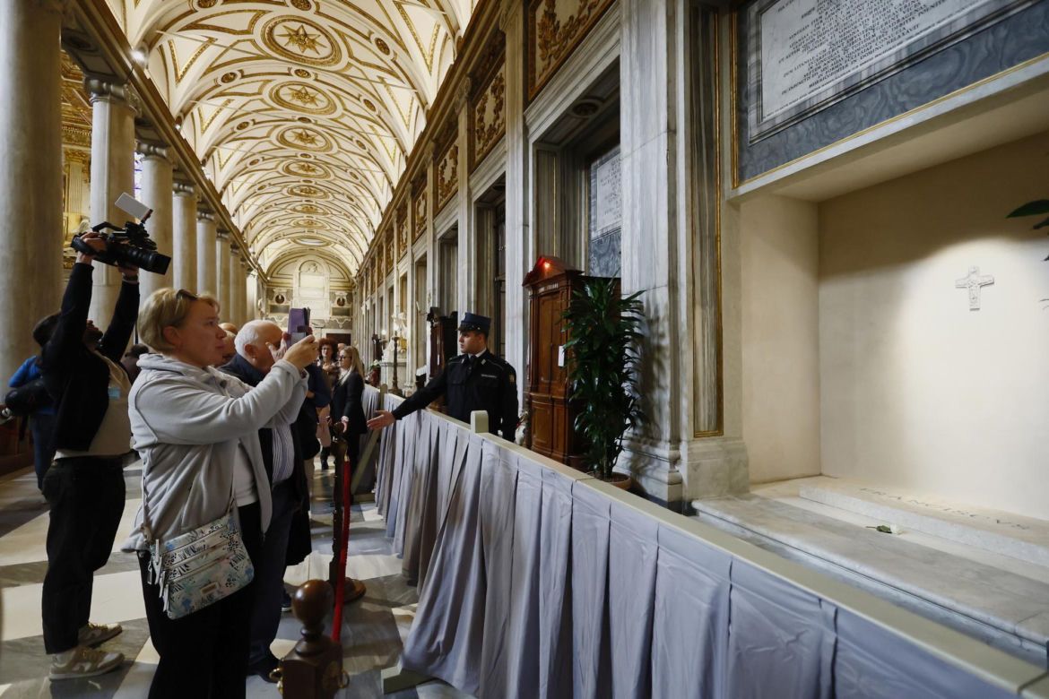 Wierni odwiedzają grób papieża Franciszka