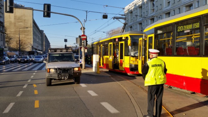Warszawa zablokowana! Czołowe zderzenie tramwajów na skrzyżowaniu Solidarności i Jana Pawła przy kinie Femina