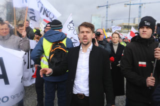 Kołodziejczak pomógł strażakom na drodze! Nie takiej reakcji się spodziewał…