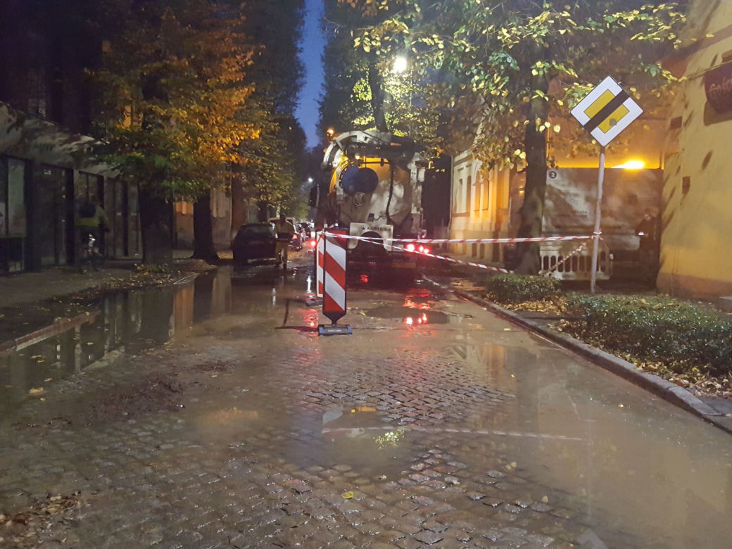 Odcinek Lipowej i Leszczyńskich w Lesznie bez wody. Zamknięta dla kierowców część Lipowej