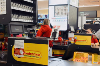 Sypnęli pracownikom premię z okazji Wielkanocy