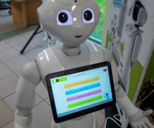 Roboty pomagają...