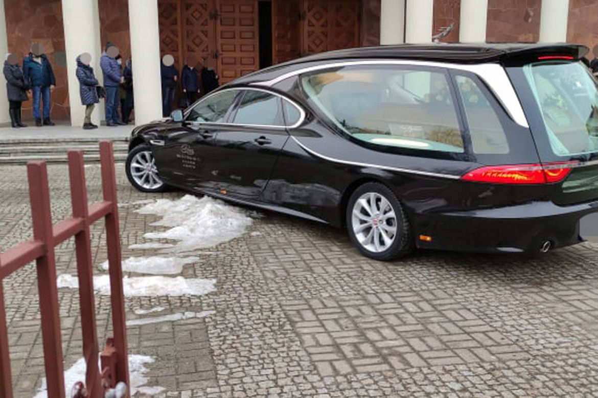 Zaszlachtował żonę i rzucił się z balkonu. Dziś wspólne pożegnanie Agnieszki i Roberta