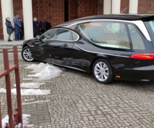 Zaszlachtował żonę i rzucił się z balkonu. Dziś wspólne pożegnanie Agnieszki i Roberta