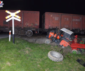 Traktor nie miał szans w starciu z lokomotywą