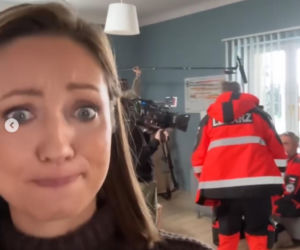 Na sygnale na planie. Sonia (Natalia Rewińska), Benio (Hubert Jarczak)