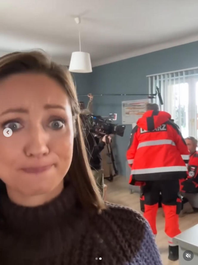 Na sygnale na planie. Sonia (Natalia Rewińska), Benio (Hubert Jarczak)