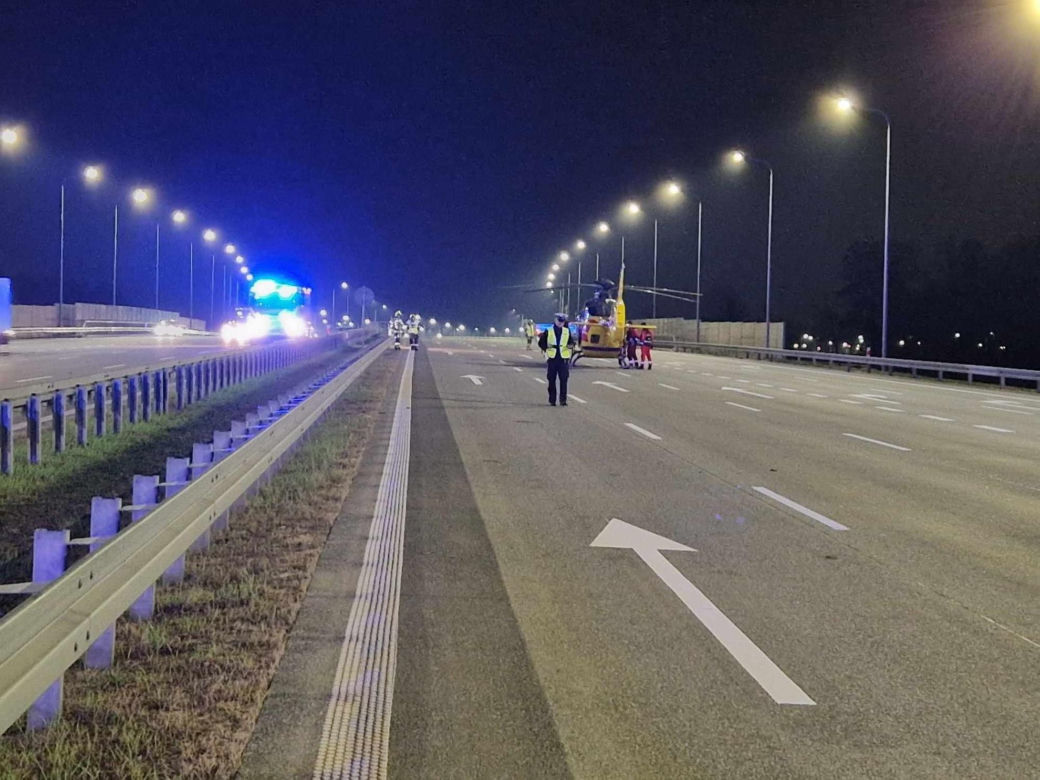 Roztrzaskane auta na S2 pod Warszawą. Sprawca uciekł z miejsca zdarzenia