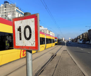 Wielka dziura w torach w centrum Warszawy. Sypią się na naszych oczach!