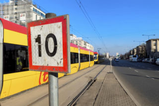 Wielka dziura w torach w centrum Warszawy. Sypią się na naszych oczach!