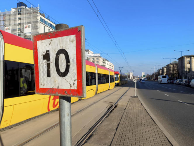 Wielka dziura w torach w centrum Warszawy. Sypią się na naszych oczach!