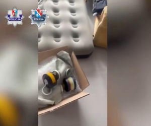 Na terenie posesji w powiecie dębickim funkcjonariusze odkryli kompletną linię produkcyjną, a także ponad 28 kilogramów gotowego mefedronu