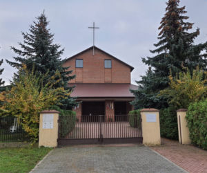 Proboszcz po pijanemu wjechał w słup. TUTAJ mieszka i pracuje