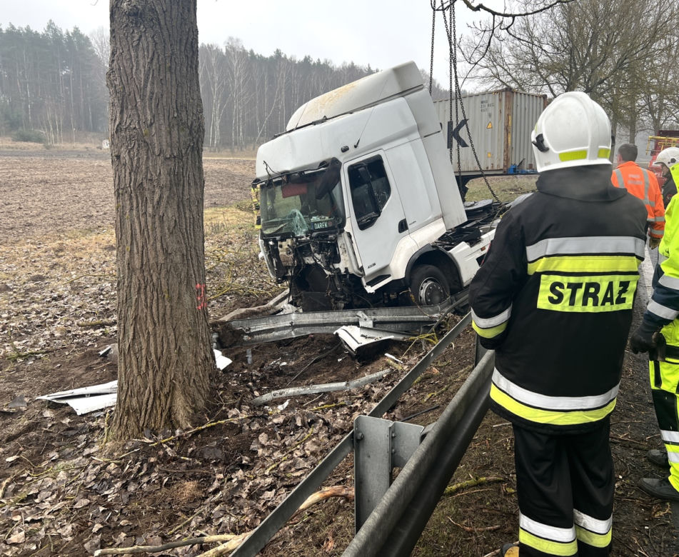 Nietrzeźwy kierowca Tira uderzył w drzewo na DK11 