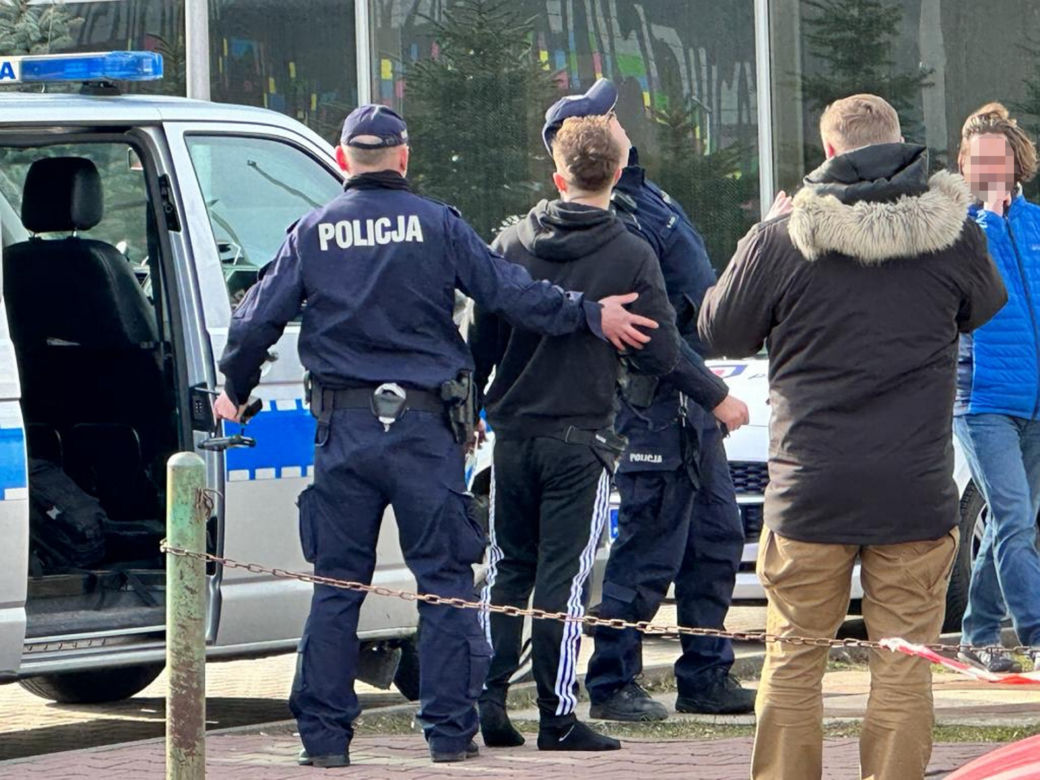 Szokujące sceny przy siedzibie Polsatu w Warszawie. Mężczyzna przyciągnął uwagę wszystkich przechodniów