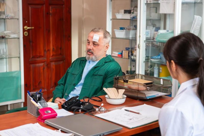 "Pierwsza miłość": Bartek obawia się o swoją rodzinę. Nie wie, że Stik ma już konkretny plan i właśnie rozpoczął odliczanie…