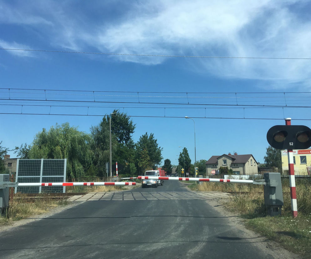 Wpadł pod drugi pociąg