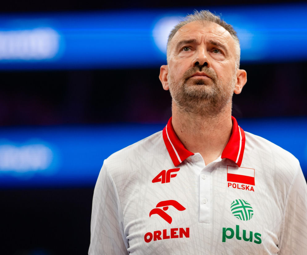 Trener Nikola Grbić w koszulce reprezentacji Polski patrzy w górę. O meczu z Łotwą przeczytasz na SE Supersport.