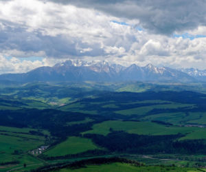 To jedna z najpiękniejszych wsi w Małopolsce. Jest ozdobą Tatr, a jej historia wiąże się z Neapolem