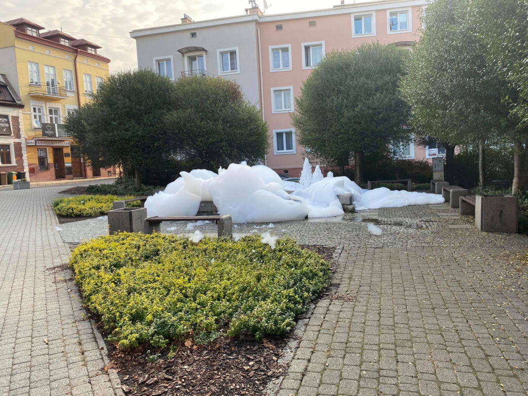 RZESZÓW. Biała piana wypływa z fontanny na skwerze Górskiego