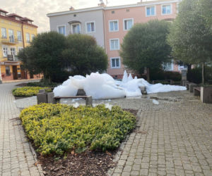 RZESZÓW. Biała piana wypływa z fontanny na skwerze Górskiego