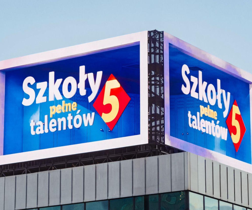 Reklama 3D Szkoły Pełne Talentów 5 na rogu budynku w Warszawie. O akcji Lidla przeczytasz na Eska.