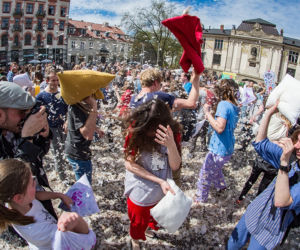 Nietypowa walka w centrum Krakowa: Zobacz zdjęcia z bitwy na poduszki! [GALERIA]