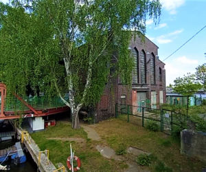 Zabytkowa podstacja na Wyspie Jaskółczej
