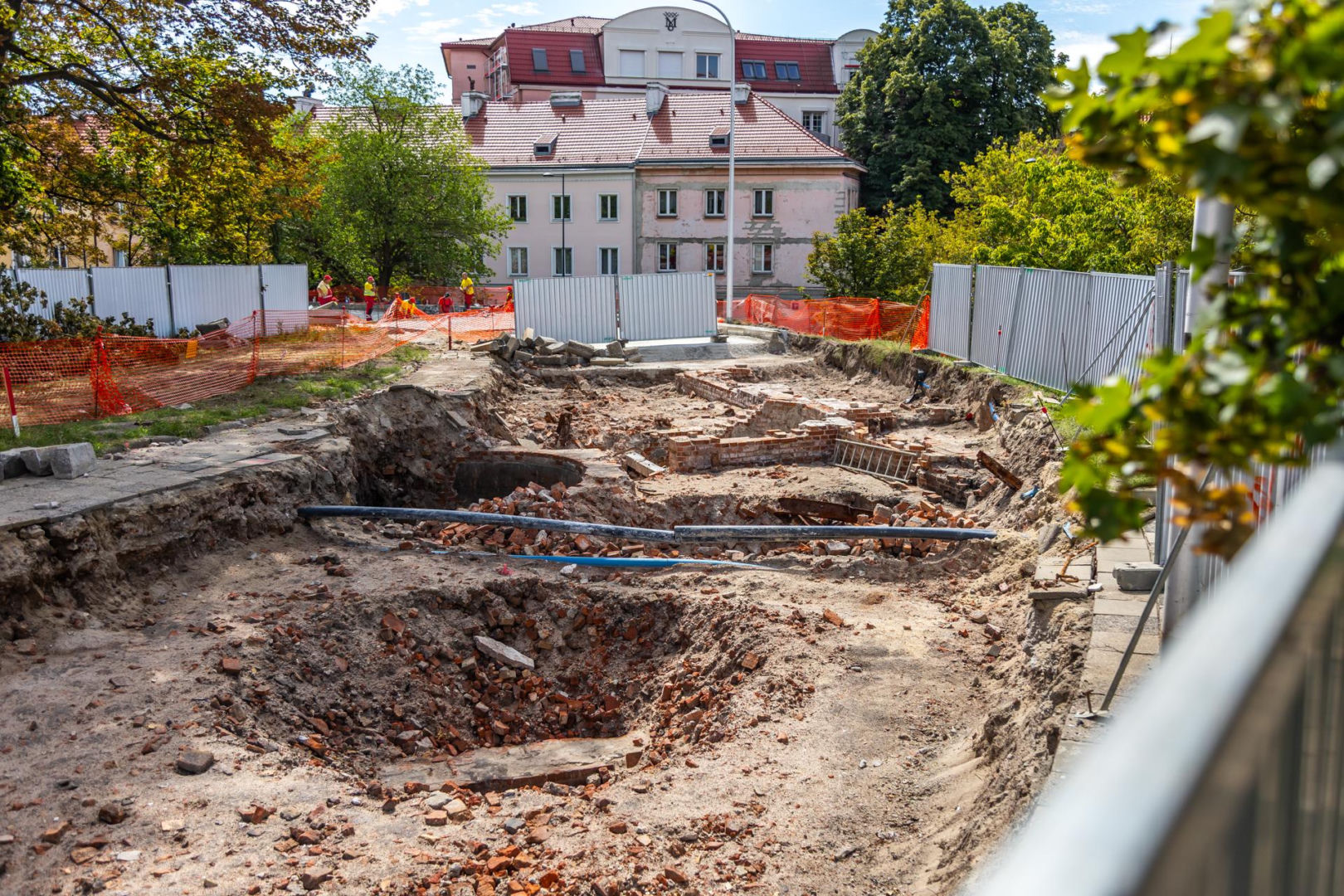 Mariensztat - odkopany fragment elewacji dawnej kamienicy wraz z balkonem
