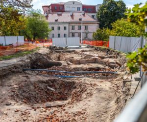Mariensztat - odkopany fragment elewacji dawnej kamienicy wraz z balkonem