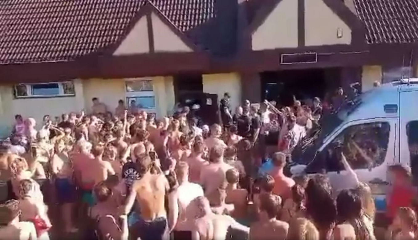 Tłum chciał dokonać samosądu na pedofilach? Szokujące sceny na basenie 