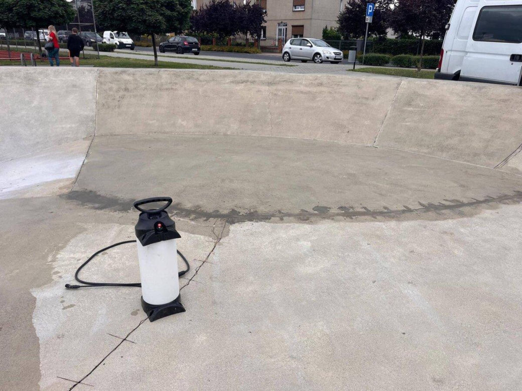 Czy nowa metoda się sprawdzi? Zakończono pierwsze prace naprawcze na Skateplazie w Lesznie