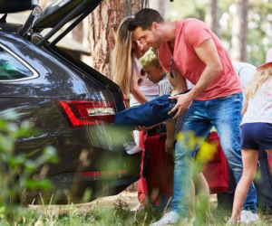 Polacy rezygnują z all inclusive na rzecz campingów i resortów. Jak przygotować auto na urlopowy wyjazd?