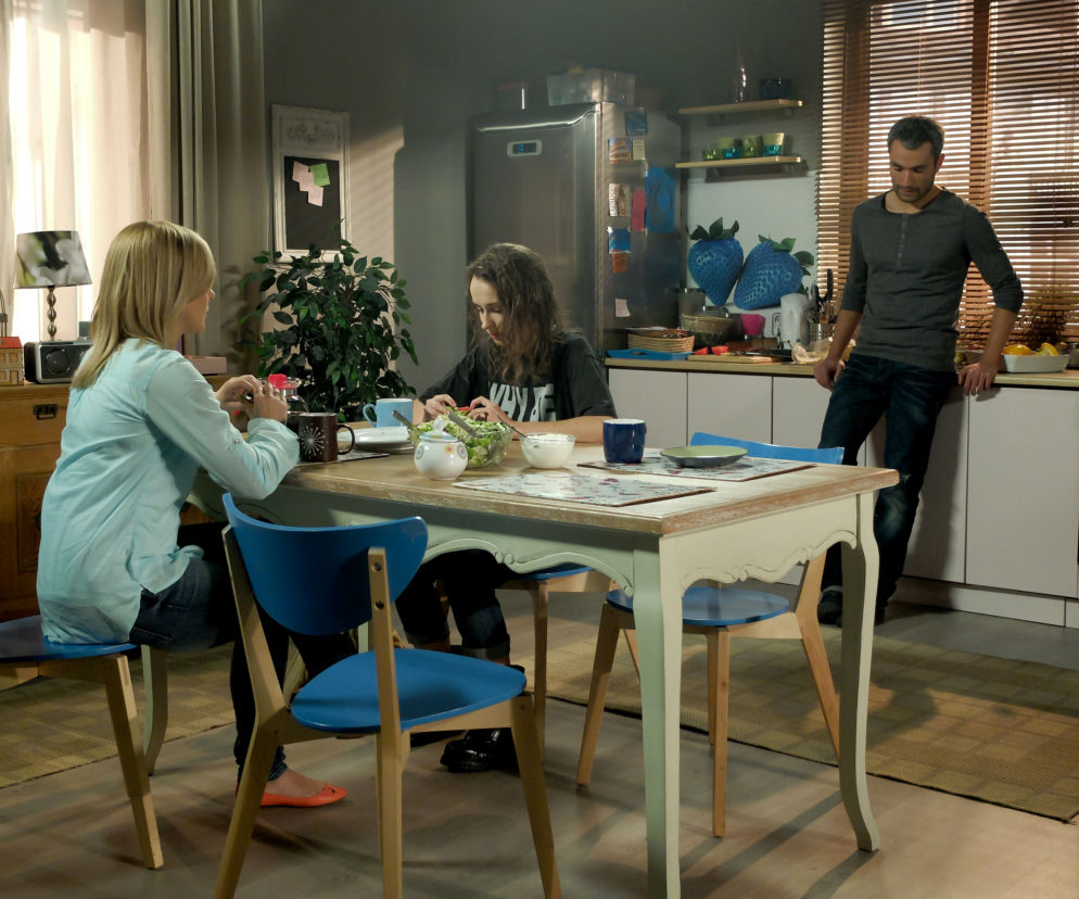 Pierwsza miłość. Melka (Ewa Jakubowicz), Marysia (Aneta Zając), Aleks (Hubert Jarczak)