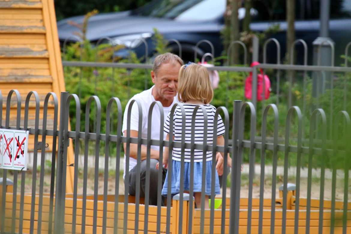 Donald Tusk bawi się z wnuczką