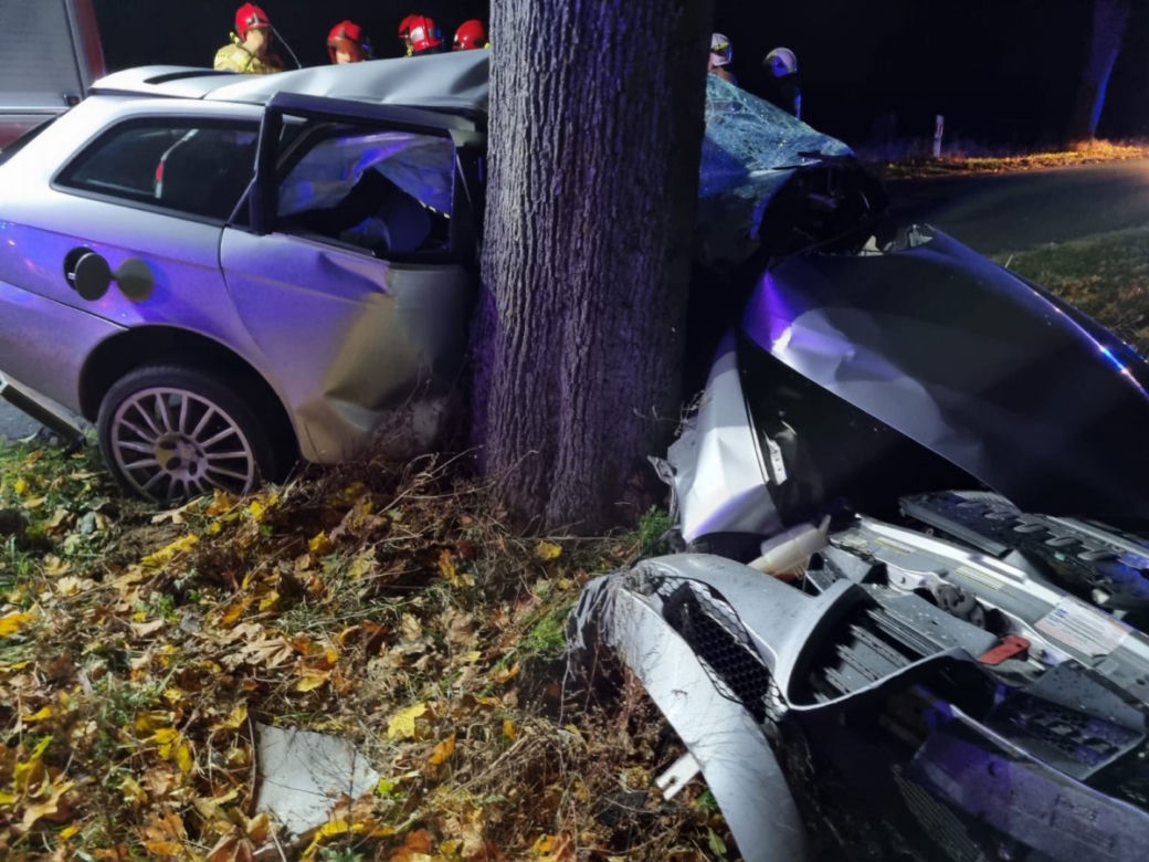 Tragiczny wypadek w gminie Kozłowo. Auto uderzyło w drzewo. Kierowca nie żyje [ZDJĘCIA]