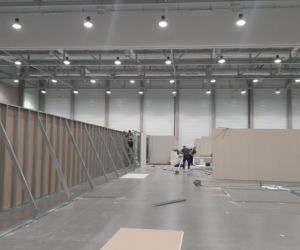 Trwa budowa szpitala polowego w łódzkiej hali EXPO