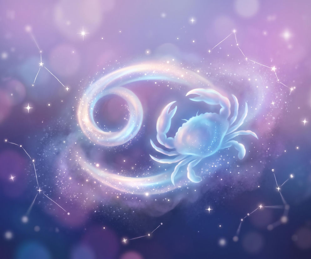 Świecący symbol zodiakalnego Raka na tle kosmosu. O horoskopie dla Raka przeczytasz na Eska.
