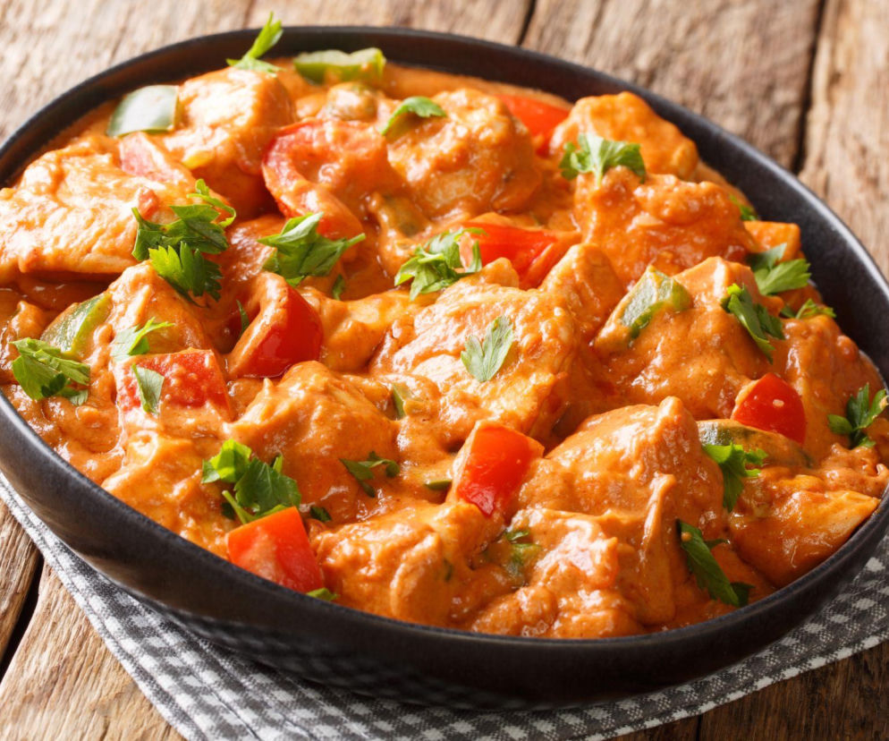 Aromatyczny kurczak w maśle orzechowym – prosty przepis na pełen smaku obiad