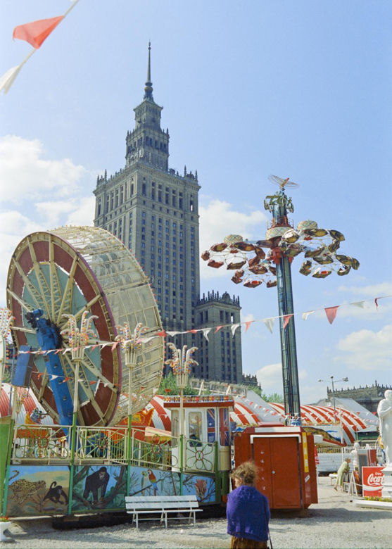 Pałac Kultury i Nauki a przed nim amusment park, 1993