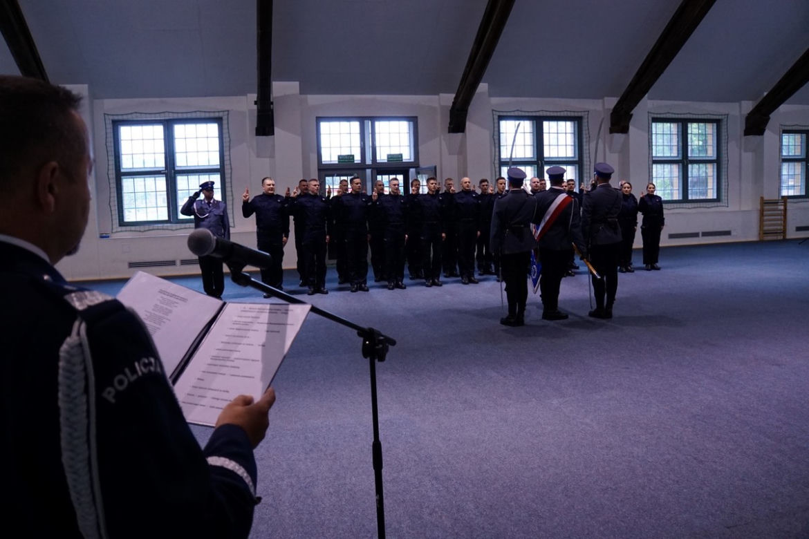 Ślubowanie nowych policjantów w Olsztynie. W szeregi wstąpiło 24 funkcjonariuszy [ZDJECIA]