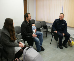 Policjanci eskortowali do szpitala rodzącą kobietę i jej męża. Dziś przyszli podziękować policjantom